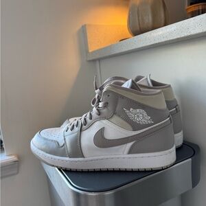 Nike Air Jordan 1 Mid College Grey